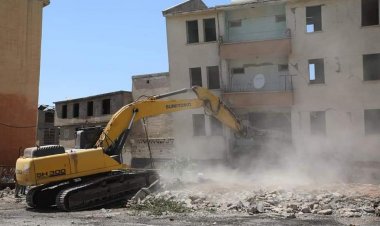 36 yıllık lojmanların yıkımı gerçekleşti