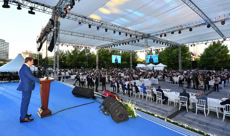 Hisarcıklıoğlu, Bilgin'e Hizmet Şeref Belgesi ve plaket takdim etti