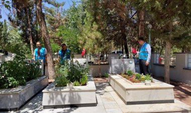 Denetimli serbestlik personelleri şehitliğe karanfil bıraktı