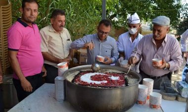 Kaymakam Çağlar, aşure dağıttı 