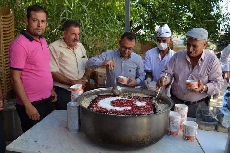 Kaymakam Çağlar, aşure dağıttı