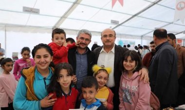 Belediye Başkanı Sarı, öğrencilere kitap hediye etti
