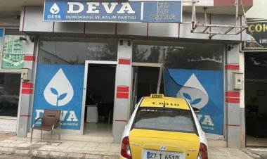 Nizip'te taksi siyasi parti binasına girdi