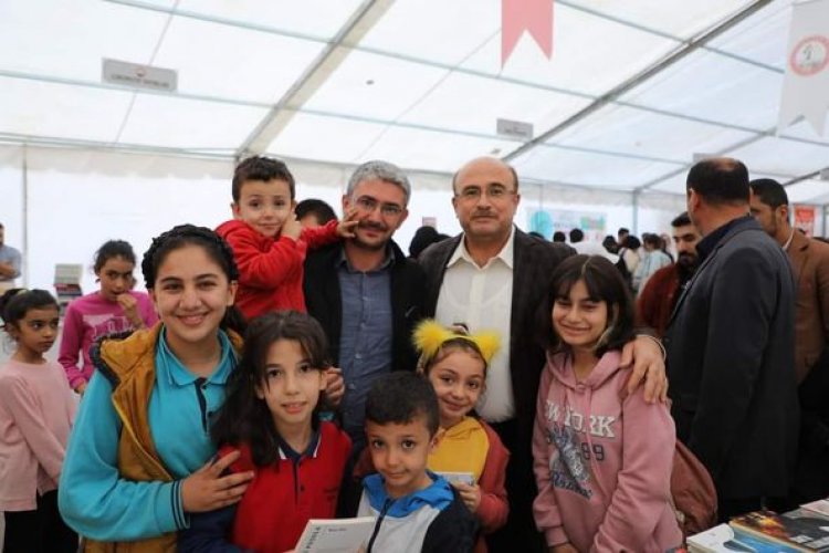 Belediye Başkanı Sarı, öğrencilere kitap hediye etti