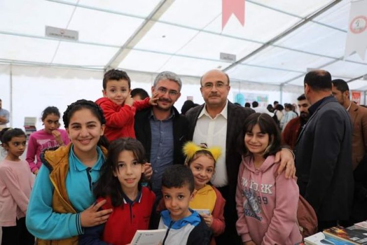 Belediye Başkanı Sarı, öğrencilere kitap hediye etti