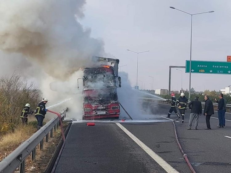 Nizip'te TIR yangını: Kül oldu