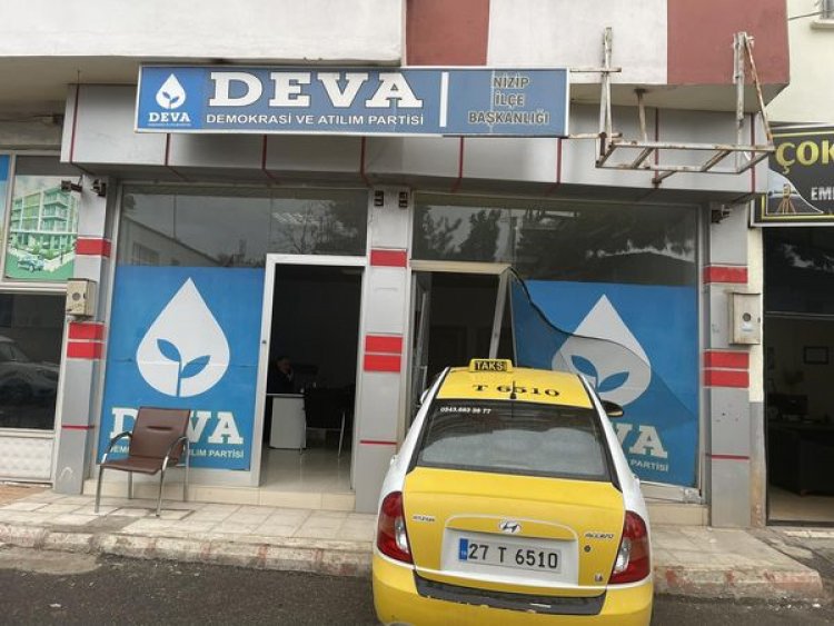 Nizip'te taksi siyasi parti binasına girdi