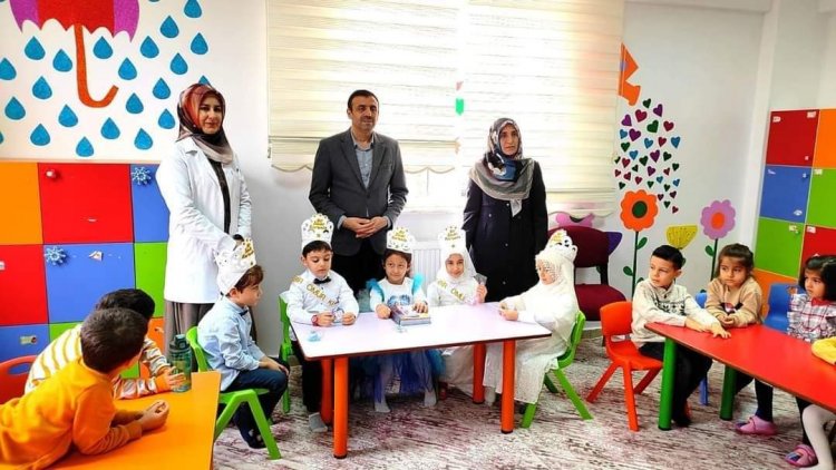 Minik öğrencilere taç giyme merasimi