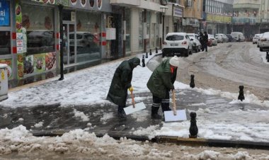 Belediye ekipleri ilçenin dört bir tarafında karla mücadele etti.