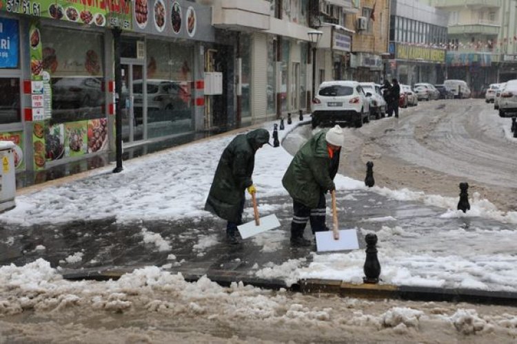 Belediye ekipleri ilçenin dört bir tarafında karla mücadele etti.