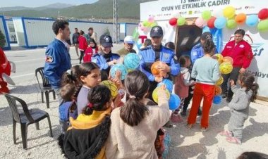 Çadırkentlerde polisimiz çocuklarımızla beraber
