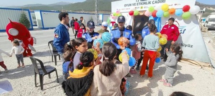 Çadırkentlerde polisimiz çocuklarımızla beraber