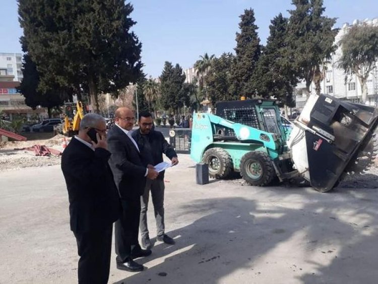 Nizip Belediye Başkanı Mehmet Sarı, Mustafa Kökmen Bulvarı ile Şehitler (Mezarlık) Caddesinin kesiştiği noktada devam eden sinyalizasyon kavşak çalışmamızı yerinde inceleyerek, çalışanlara kolaylıklar diledi.