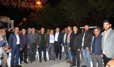 AK Parti Seçim Bürosu dolup taşıyor