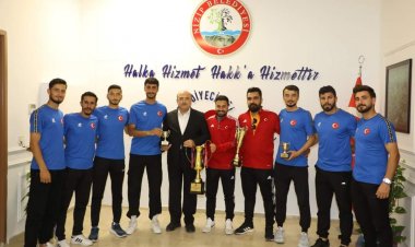 Şampiyon sporculardan Başkan Sarı’ya ziyaret