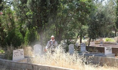 Belediye ekipleri, mezarlıkların temiz kalması için çalışıyor