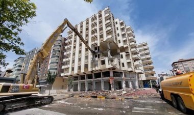 Ağır hasarlı binaların yıkımı devam ediyor