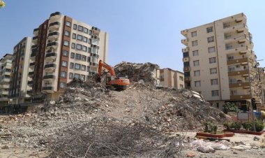 Ağır hasarlı yapıların yıkımı sürüyor