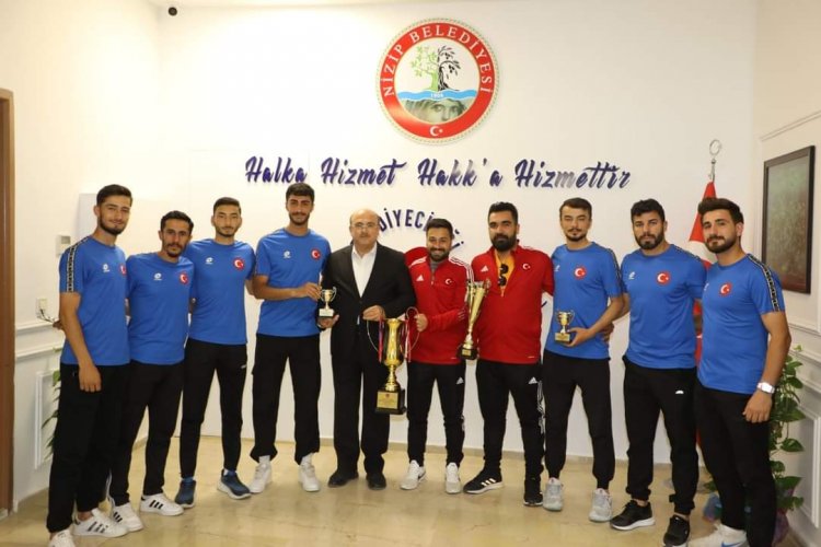 Şampiyon sporculardan Başkan Sarı’ya ziyaret