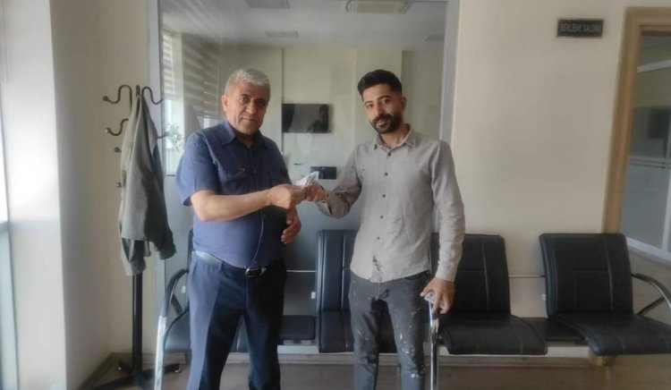 Kaymakamlık personeli yolda bulduğu parayı sahibine teslim etti