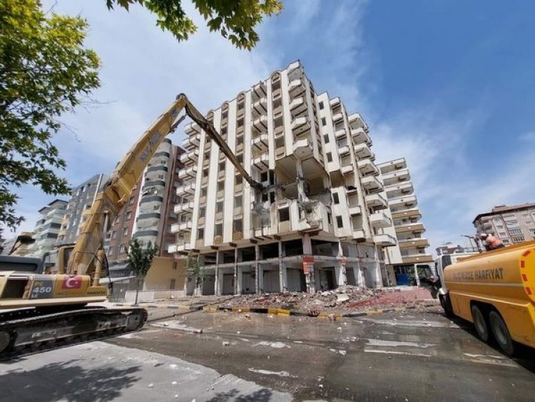 Ağır hasarlı binaların yıkımı devam ediyor