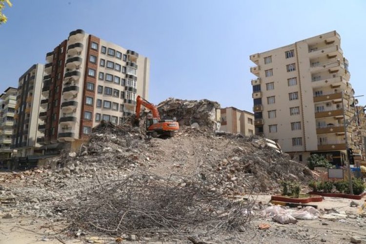 Ağır hasarlı yapıların yıkımı sürüyor