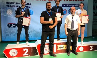 Kick Boks şampiyonasında Türkiye Birincisi Oldu