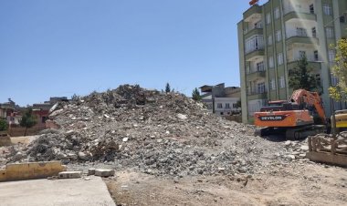 Ağır hasarlı yapıların yıkımı sürüyor