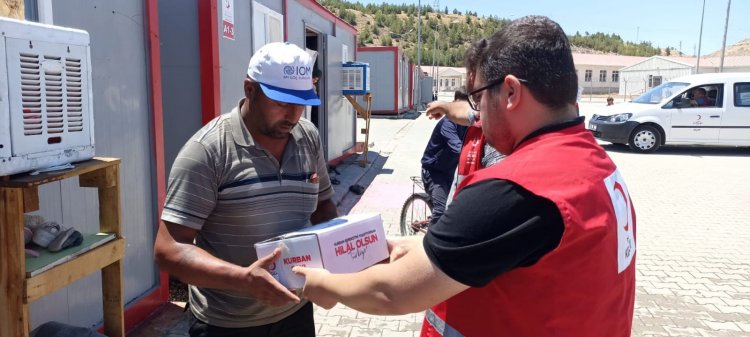 Kızılay'dan depremzedelere yardım