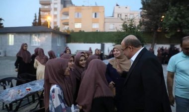 “Sizin en hayırlılarınız, Kur’an-ı okuyan ve okutandır.”