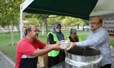 Nizip Belediyesi'nden aşure ikramı