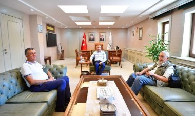 Hayırsever Mehmet Maruf Marufoğlu, Vali Kemal Çeber’i ziyaret etti.