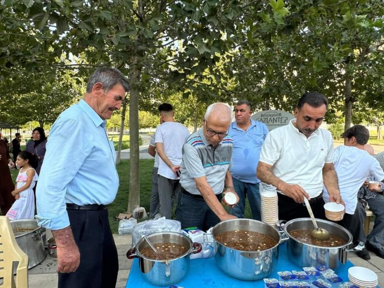 CHP'li Alkurt'tan 'Muharrem' etkinliği! Vatandaşlara aşure dağıttı