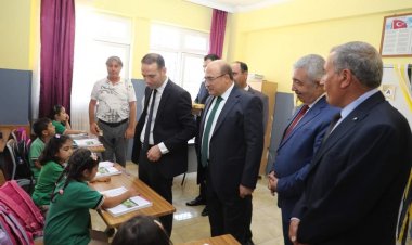 Belediye Başkanı Sarı, eğitimin ilk gününde öğrencilerle bir araya geldi