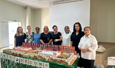 Gaziantep'te yetim çocuklar yaş pasta ve hediyelerle sevindirildi