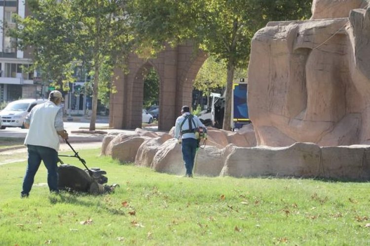 Nizip Belediyesi Park ve Bahçeler Müdürlüğüne bağlı ekipler, park ve yeşil alanlarda çim biçme ve bakım onarım çalışmalarına devam ediyor. Osmanlı Parkı