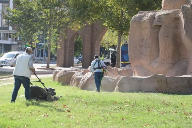 Nizip Belediyesi Park ve Bahçeler Müdürlüğüne bağlı ekipler, park ve yeşil alanlarda çim biçme ve bakım onarım çalışmalarına devam ediyor.  Osmanlı Parkı