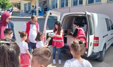 Kızılay 23 Nisan'da öğrencileri unutmadı