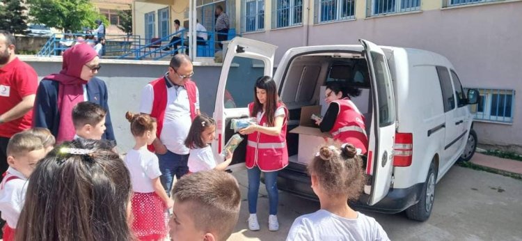 Kızılay 23 Nisan'da öğrencileri unutmadı