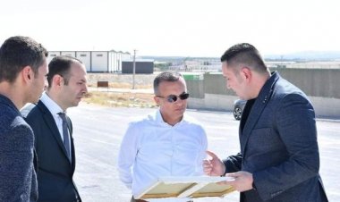 Gaziantep Valisi Kemal Çeber, devam eden Nizip OSB altyapı inşaat çalışmalarını yerinde inceleyerek Nizip Kaymakamı Osman Uğurlu’dan son durum hakkında bilgi aldı.