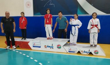 Nizip Sporcuları Mersin’deki Karate Şampiyonasında Gövde Gösterisi Yaptı