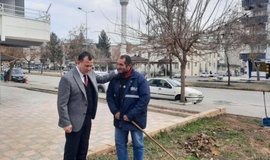 Doğan, sahadaki personelleriyle bir arada