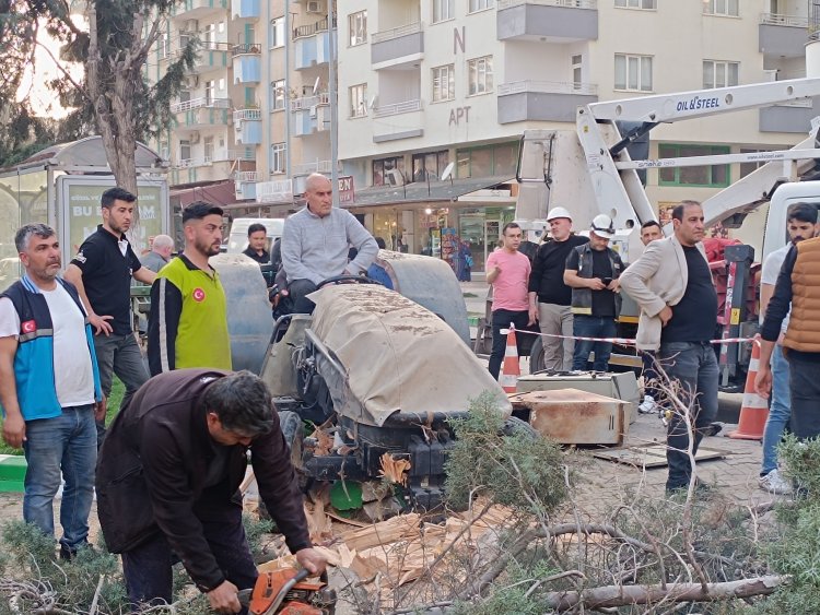Nizip’te Servis Minibüsü ile Traktör Çarpıştı: Facianın Eşiğinden Dönüldü