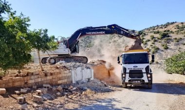 Nizip Belediyesi, ilçenin her köşesine eşit ve etkin hizmet ulaştırmak amacıyla çalışmalarını aralıksız sürdürüyor.