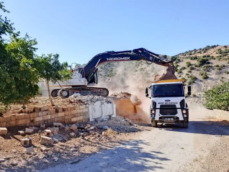 Nizip Belediyesi, ilçenin her köşesine eşit ve etkin hizmet ulaştırmak amacıyla çalışmalarını aralıksız sürdürüyor.