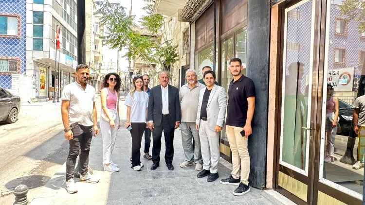 İYİ Parti Nizip Teşkilatından Esnafa Anlamlı Hediye: Türk Bayrağı Dağıtımı