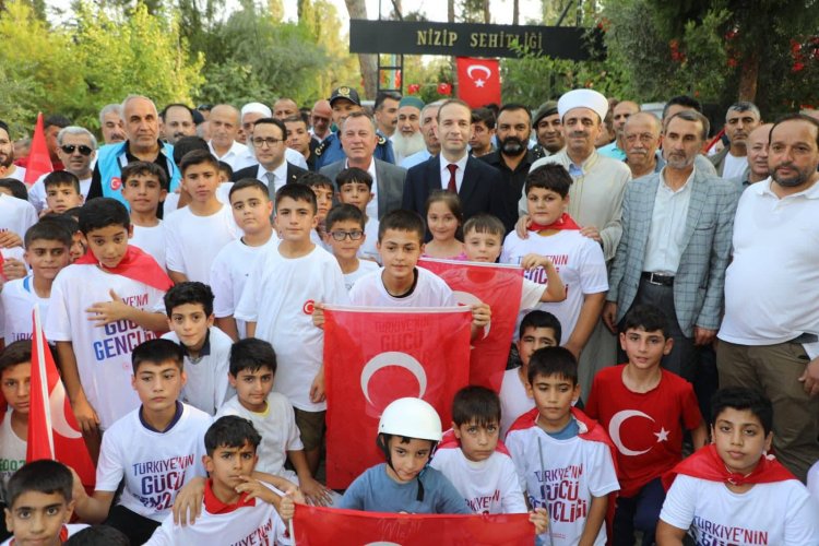 Nizip’te 15 Temmuz Ruhu Yaşatıldı: Şehitlik Yürüyüşü ve Dua Programı Gerçekleştirildi