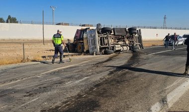 GASKİ’ye Ait Hizmet Aracı Karkamış’ta Kaza Yaptı: İki Kişi Yaralandı
