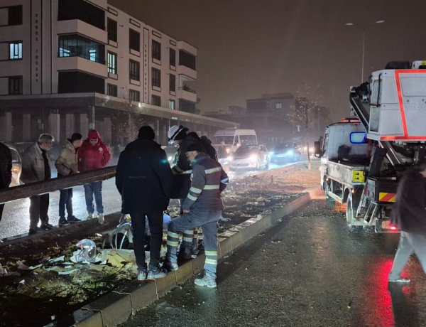 Nizip’te Feci Kaza: Otomobil Direğe Çarpıp Devrildi, 2 Yaralı