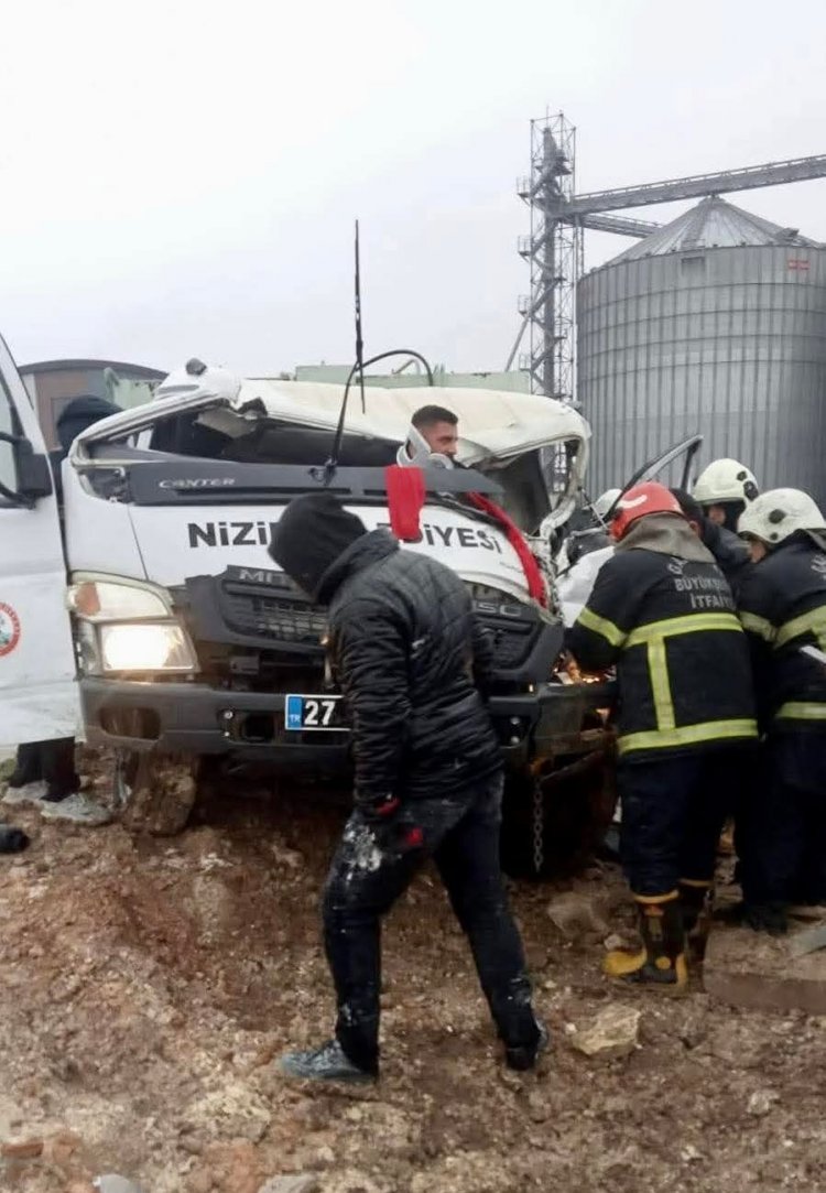 D400 Karayolu Sekili Kavşağı’nda Zincirleme Trafik Kazası: Belediye Kamyonunun da Karıştığı Kazada 1 Kişi Yaralandı